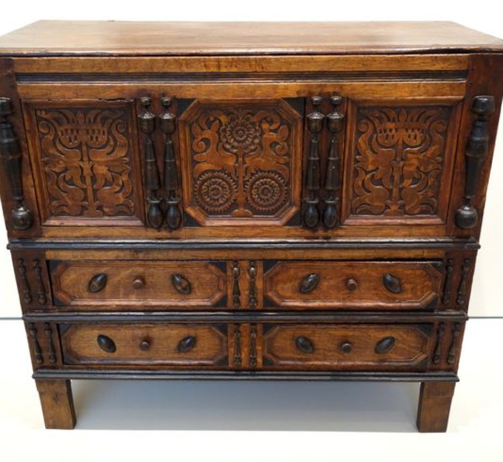 A 17th-century American chest. Credits: https://owlcation.com/humanities/early-american-furniture-17th-18th-century-furniture